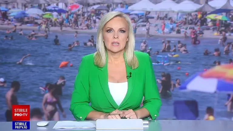 Tablou ireal pe litoral, la Costinești. Turiștii au împânzit plaja și marea. „Cu cât e mai aglomerat, cu atât e mai scump”