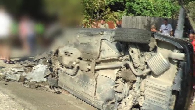 Se ducea să petreacă cu prietenii la un grătar. Un șofer a murit după ce s-a izbit violent de un cap de pod, în Mehedinți