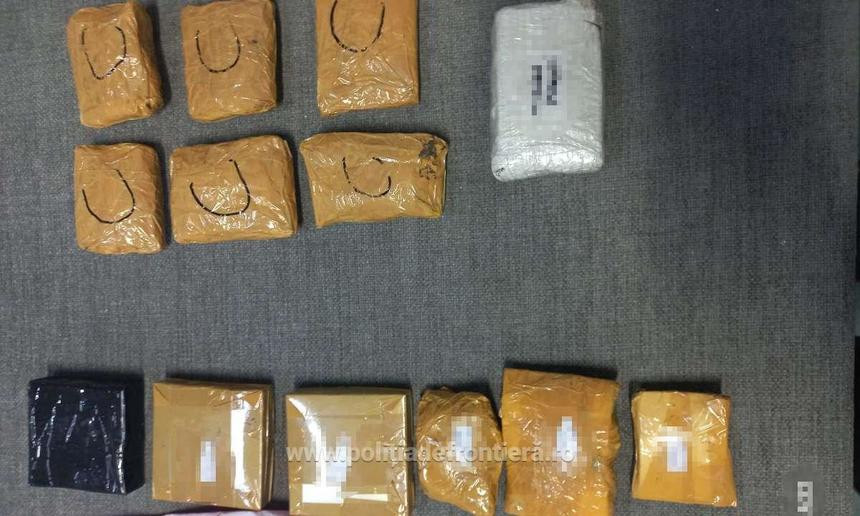 Un cetăţean turc a încercat să introducă ilegal în România peste un kilogram de bijuterii din aur. Unde le-a ascuns