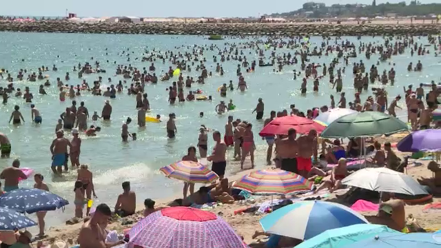 Costineștiul, sufocat de turiști. Șezlongurile au fost „vânate” din zori de 50.000 de turiști. „Este toată lumea bună”