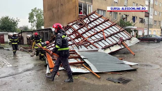 În județul Bihor, vijelia a smuls acoperișul unui bloc. Bucățile de tablă au căzut peste un autoturism