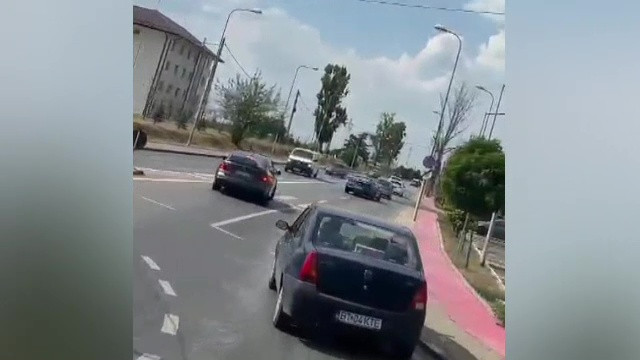 VIDEO. Distracție inconștientă în trafic, la Botoșani. Patru șoferi au fost filmați în timp ce intrau pe sensul opus