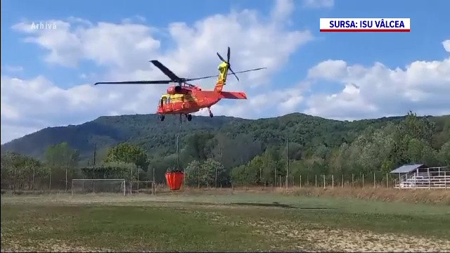 Arde pădurea la Băile Olănești. De două zile pompierii încearcă să stingă flăcările. A fost trimis un elicopter Black Hawk