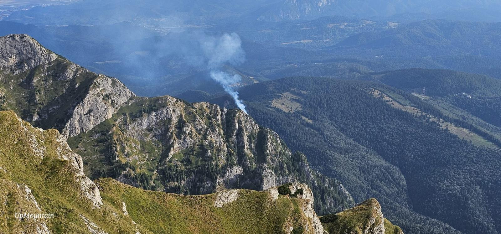 Un incendiu a izbucnit în munții Bucegi, din cauza fulgerelor. Forţele ISU Prahova nu pot interveni