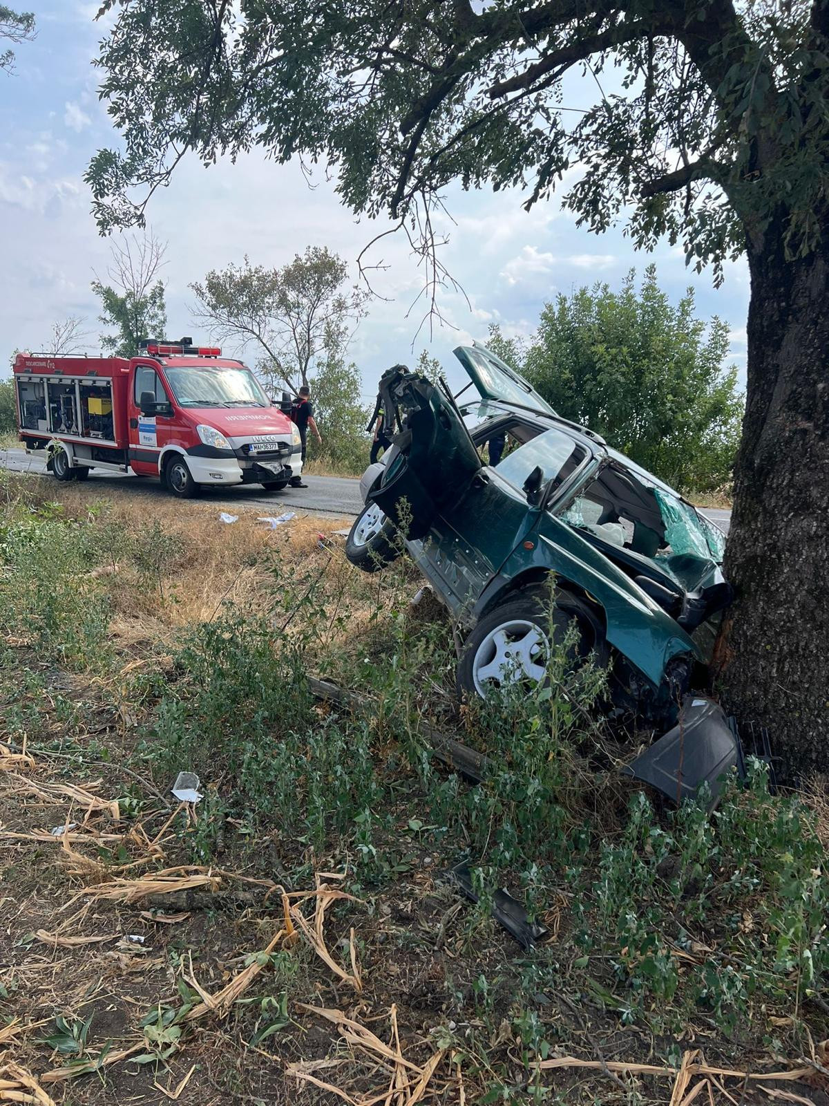 Un bărbat a murit, iar o femeie şi doi copii au ajuns la spital după ce maşina în care se aflau s-a izbit de un copac. FOTO