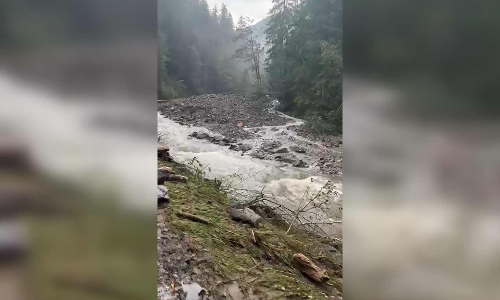 Mai multe persoane au fost recuperate din Masivul Făgăraș, după ce drumul de acces spre Vârful Moldoveanu s-a rupt