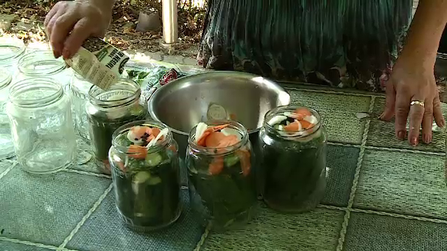 Românii au început deja să pună murături. ”Prețurile se ridică din zi în zi”