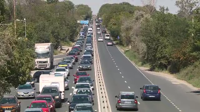 Cozi interminabile și nervi întinși la maxim pentru turiștii care se întorc din vacanță. Trei km, parcurși în 30 de minute