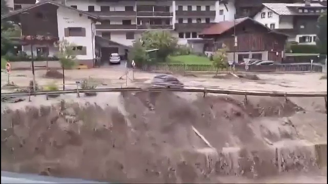 Potop în Austria. Mașini luate de puhoaie, într-o stațiune de schi