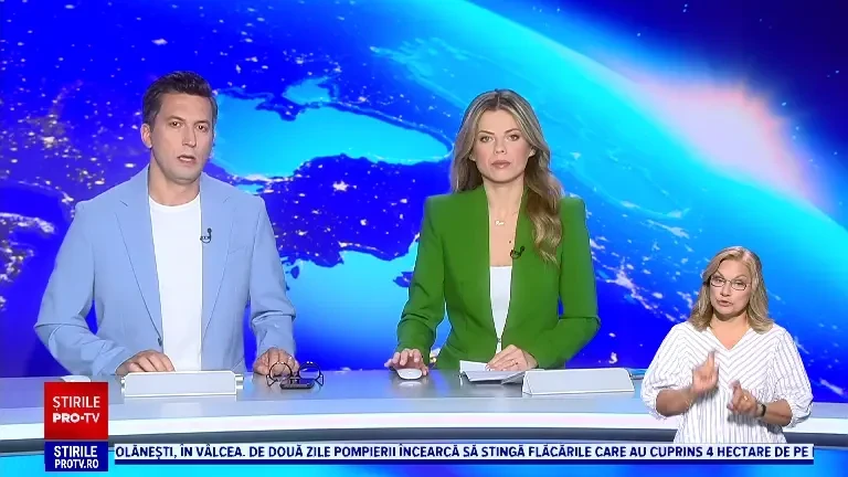 În județul Bihor, vijelia a smuls acoperișul unui bloc. Bucățile de tablă au căzut peste un autoturism