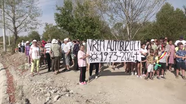 Zeci de oameni au protestat după închiderea unui drum din Târgu-Jiu. Sunt nevoiți să ocolească 3 km pentru a merge în oraș