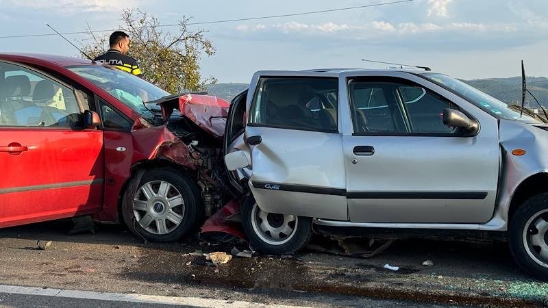 Carambol cu 6 autoturisme pe DN 1. Un bebeluș de o lună și trei adulți au fost duși la spital. GALERIE FOTO