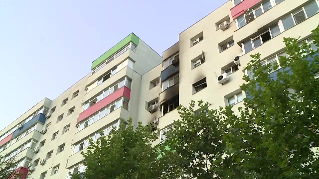 Apartamentul unei familii din București a fost cuprins de flăcări. Un bărbat a murit, iar soția și copilul lor au fost răniți