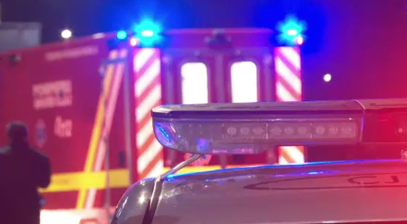 Incendiu la mansarda unui imobil din Piteşti. Tânăr, transportat la spital după ce s-a intoxicat cu fum