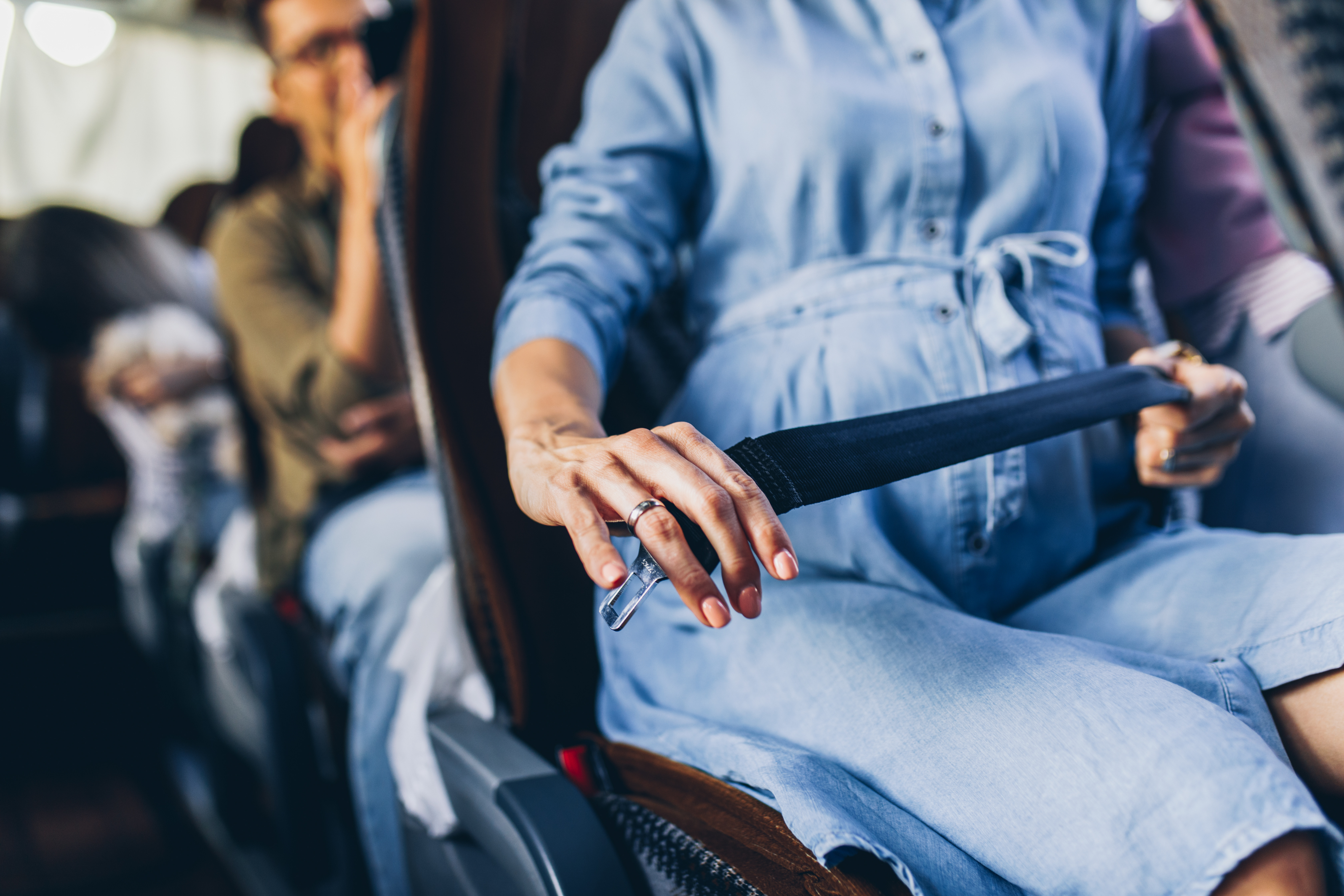 O femeie însărcinată a murit în Suceava după ce i s-a făcut rău în autocar. De unde se întorcea cu soțul și fiica ei