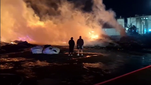 Depozit de deșeuri din Adjud, mistuit de un incendiu declanșat prin autoaprindere
