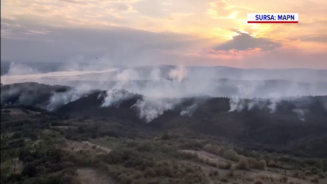 Un avion Spartan, un elicopter și zeci de pompieri acționează pentru stingerea unui incendiu de pădure, în Caraş-Severin