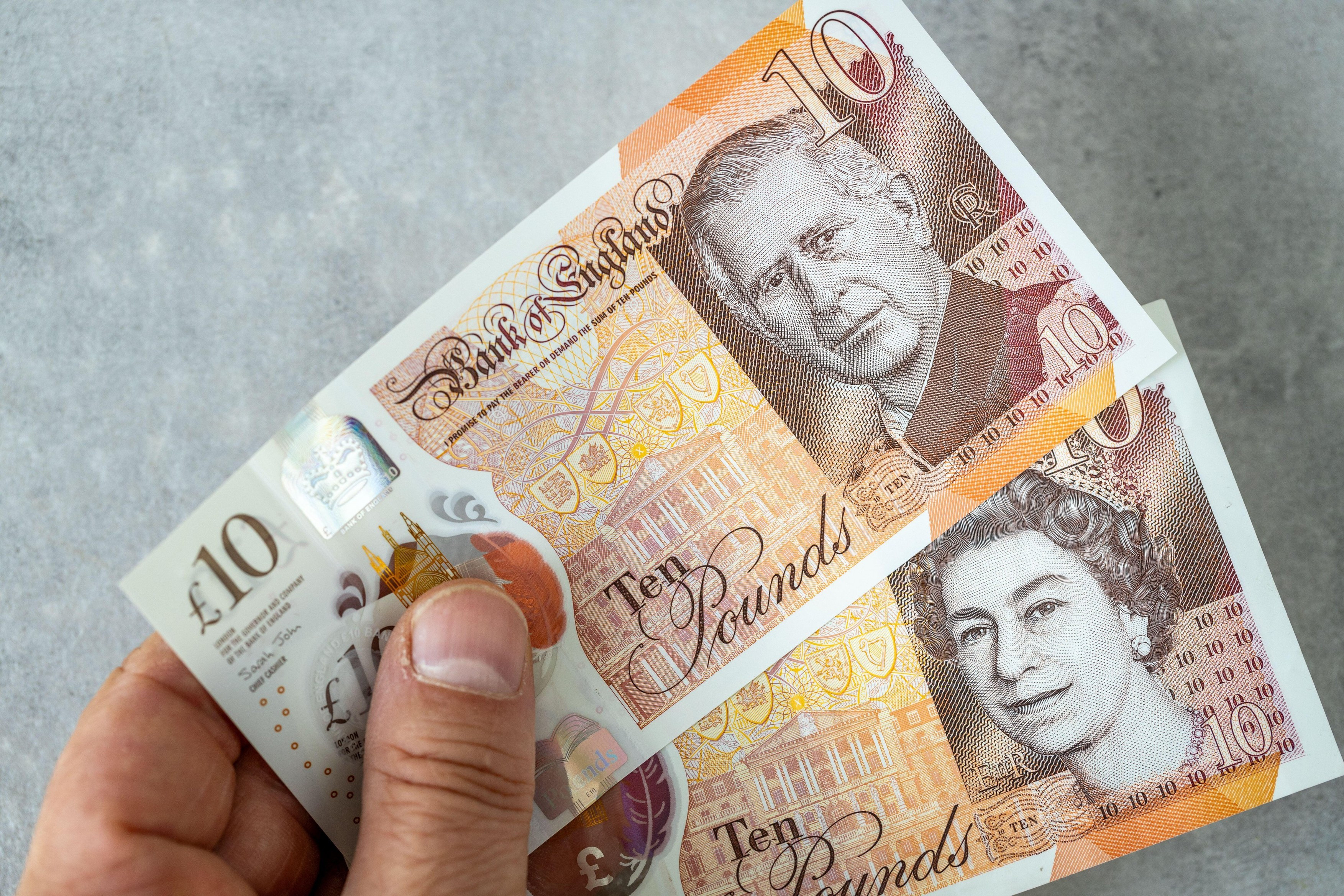 Prima monedă de 1 liră sterlină cu chipul regelui Charles al III-lea a intrat în circulaţie în Regatul Unit