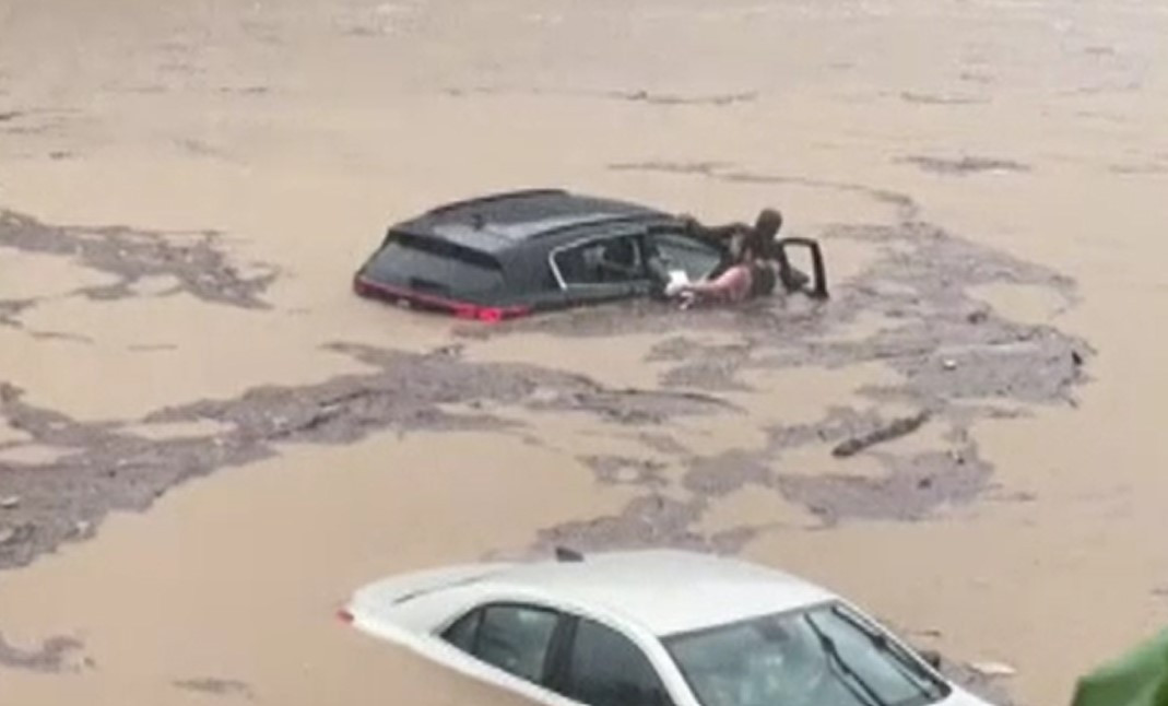 S-a dezlănțuit potopul. Morți, persoane evacuate și sute de drumuri închise în SUA, din cauza ploilor abundente