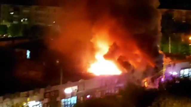 Incendiu violent în Craiova. Cinci spații comerciale au fost cuprinse de flăcări