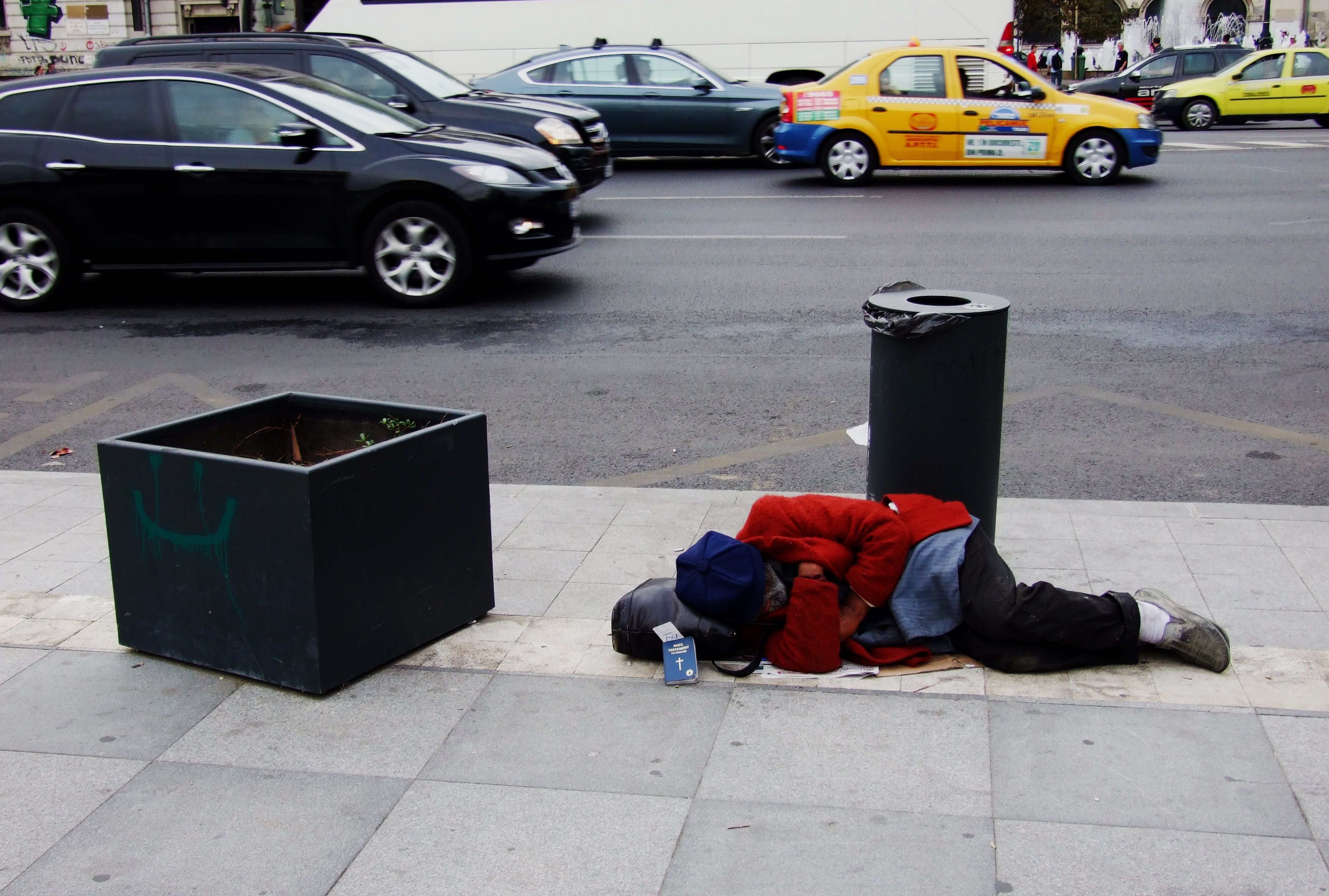 Numărul oamenilor fără adăpost din București s-a dublat. Cum ar fi bine să ne comportăm cu ei