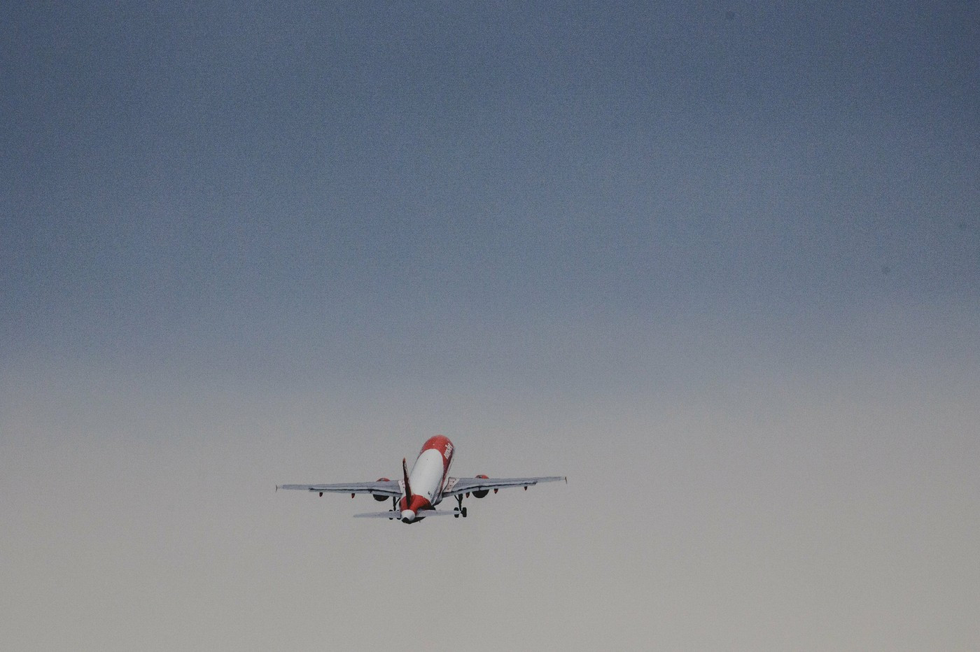 Panică și picioare rupte la bordul unui avion cu peste 180 de pasageri la bord. Aeronava a căzut în gol sute de metri