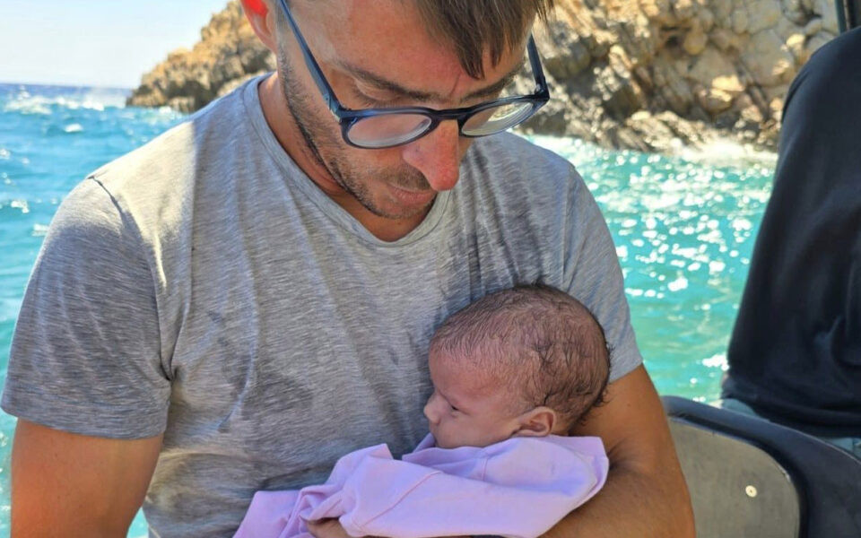 Un bebeluș a fost salvat după 3 zile în care a băut lapte praf dizolvat în apă de mare. Barca în care se afla a eșuat | VIDEO