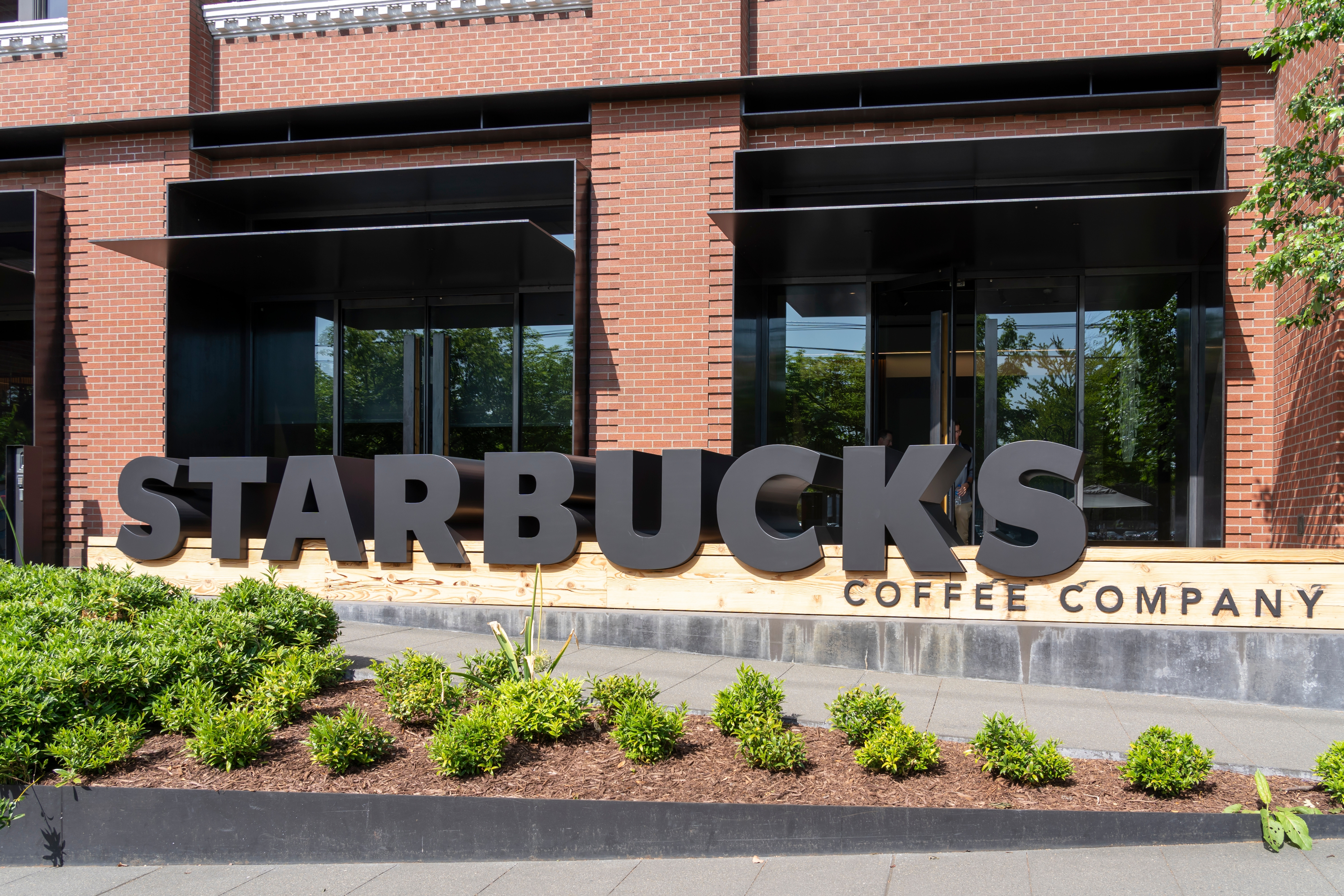 Şeful Starbucks, criticat pentru că va face naveta cu avionul privat pe o distanţă de 1.600 de kilometri