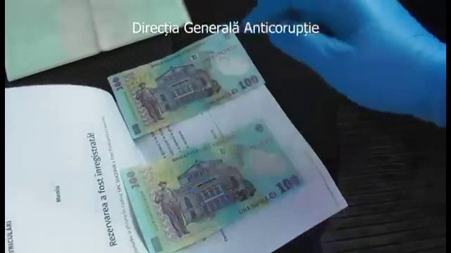 Un șofer din Suceava a fost filmat când le dă unor polițiști bani ascunși într-o hârtie. S-a ales cu dosar penal și amendă