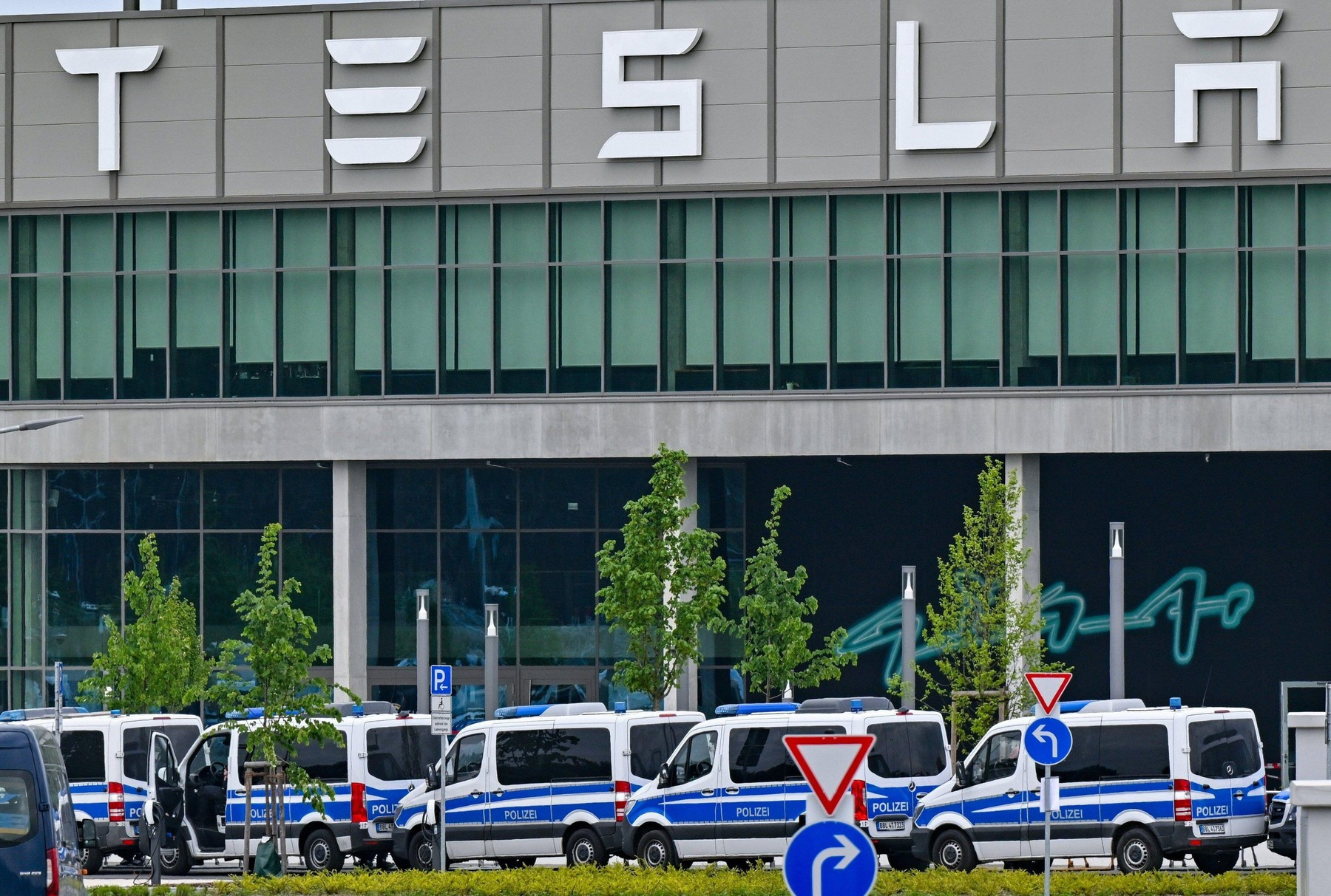 Jumătate de milion de copaci au fost tăiați pentru extinderea gigafabricii Tesla de la Berlin