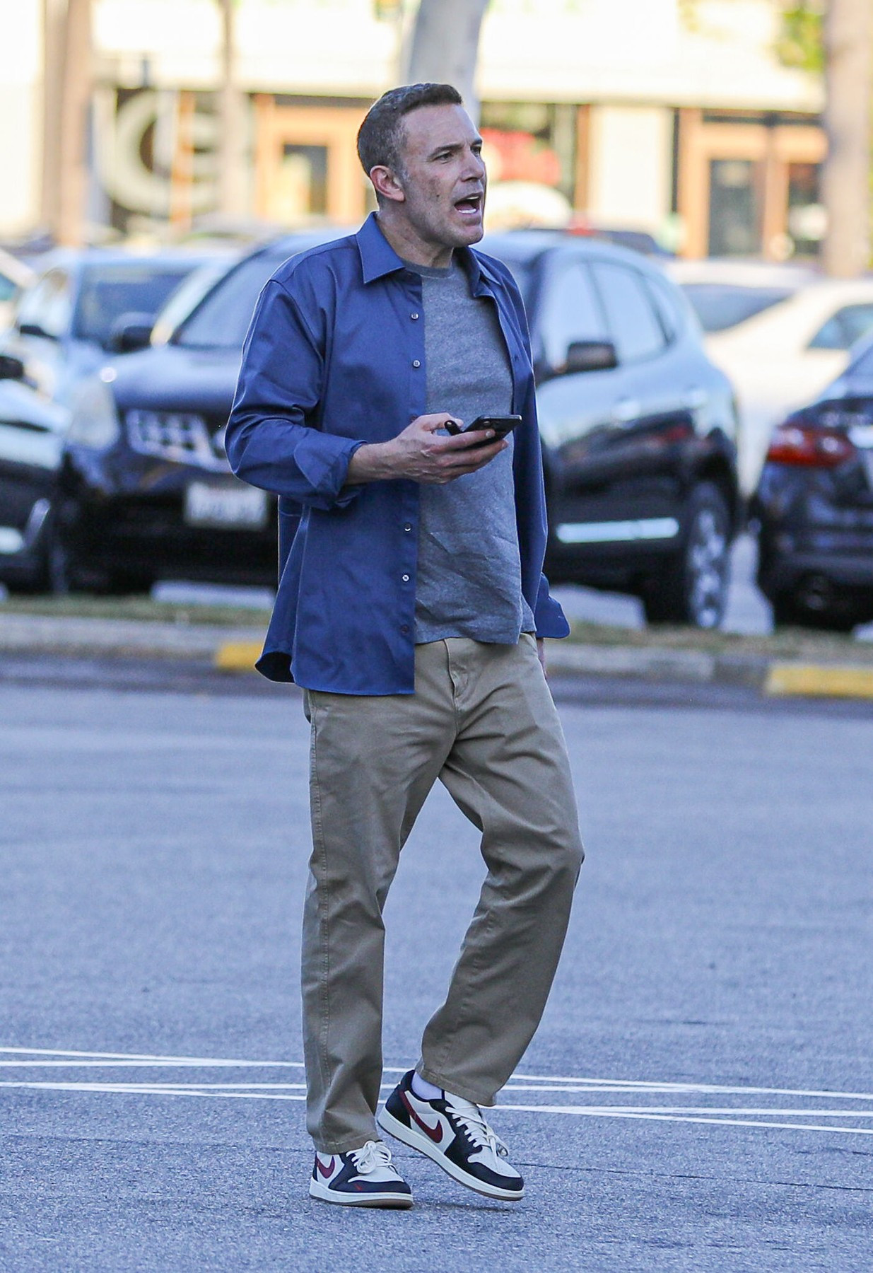 Cum a fost surprins Ben Affleck de paparazzi la scurt timp după anunțarea divorțului de Jennifer Lopez. FOTO