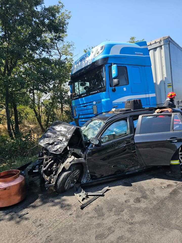 Trei hoți de cazane din cupru, urmăriți de poliție, au ajuns la spital după ce au intrat cu mașina într-un camion | VIDEO