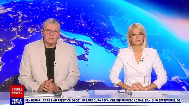 Momentul în care o femeie sare gardul unei gradini zoologice pentru a mângâia un tigru. Acum este căutată de poliție