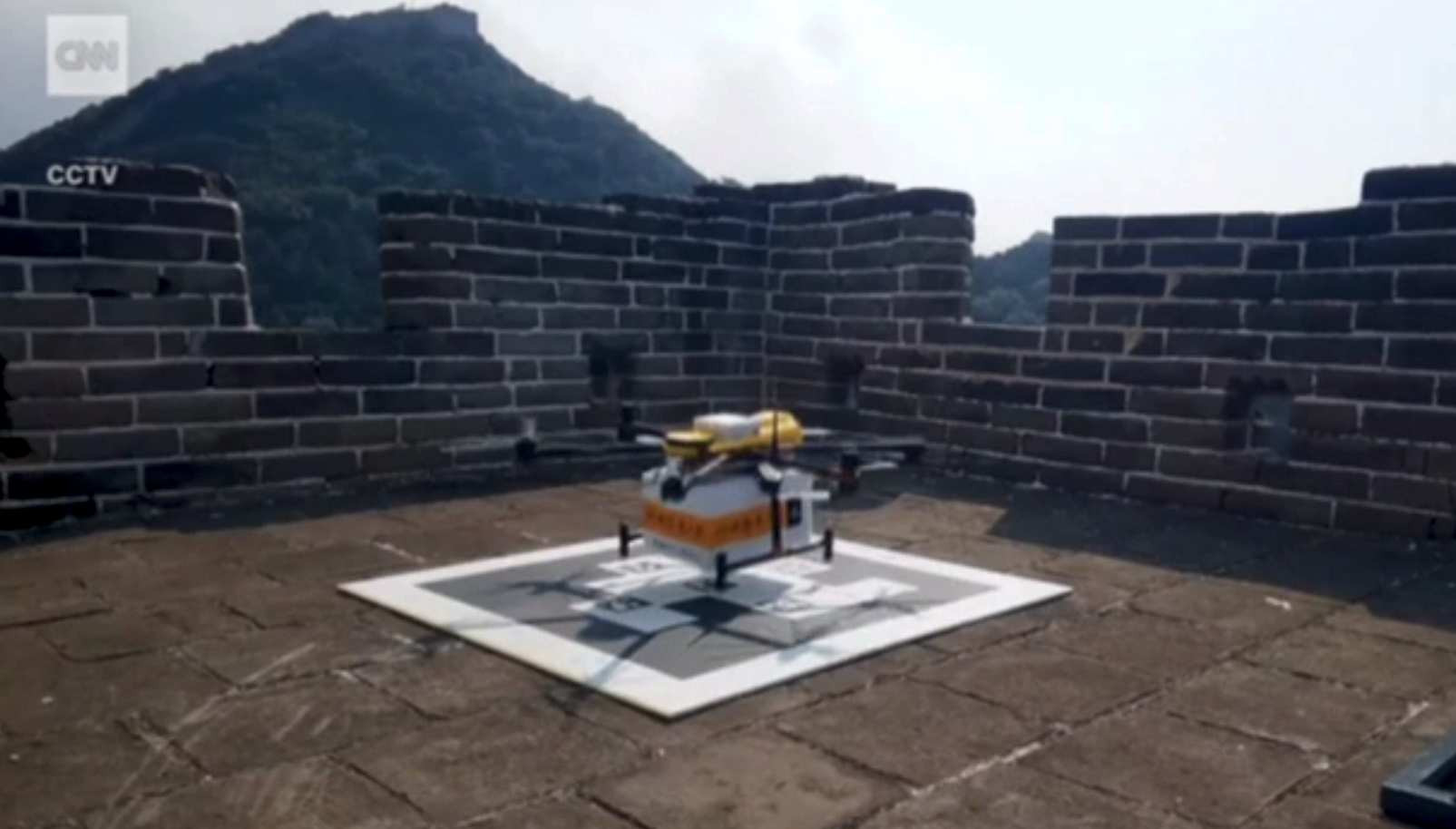 Drona care livrează și ecologizează în același timp, folosită la Marele Zid chinezesc. Care e marele avantaj