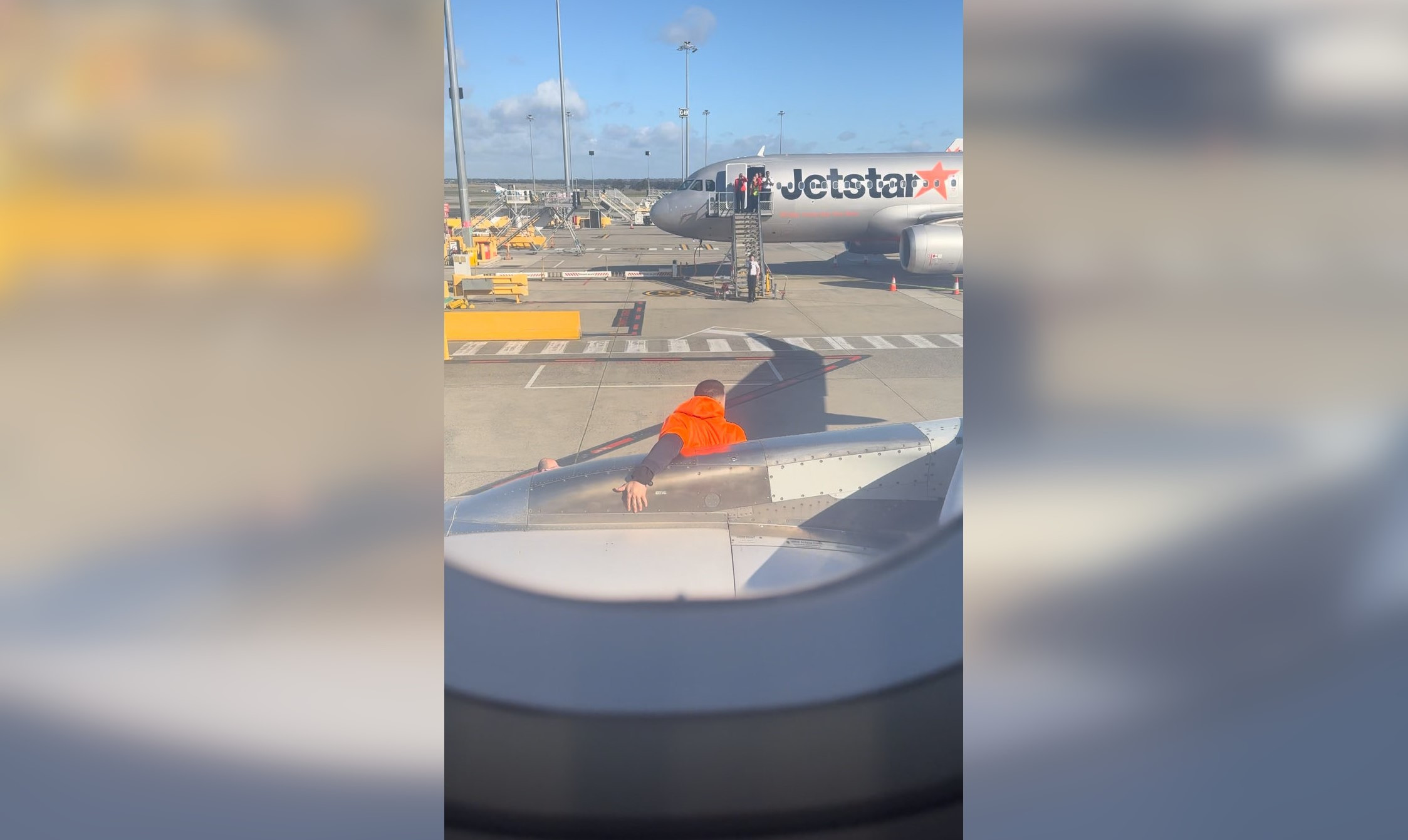 Incident bizar în Australia. Un pasager a deschis trapa de urgență și a ieșit pe aripa avionului | VIDEO
