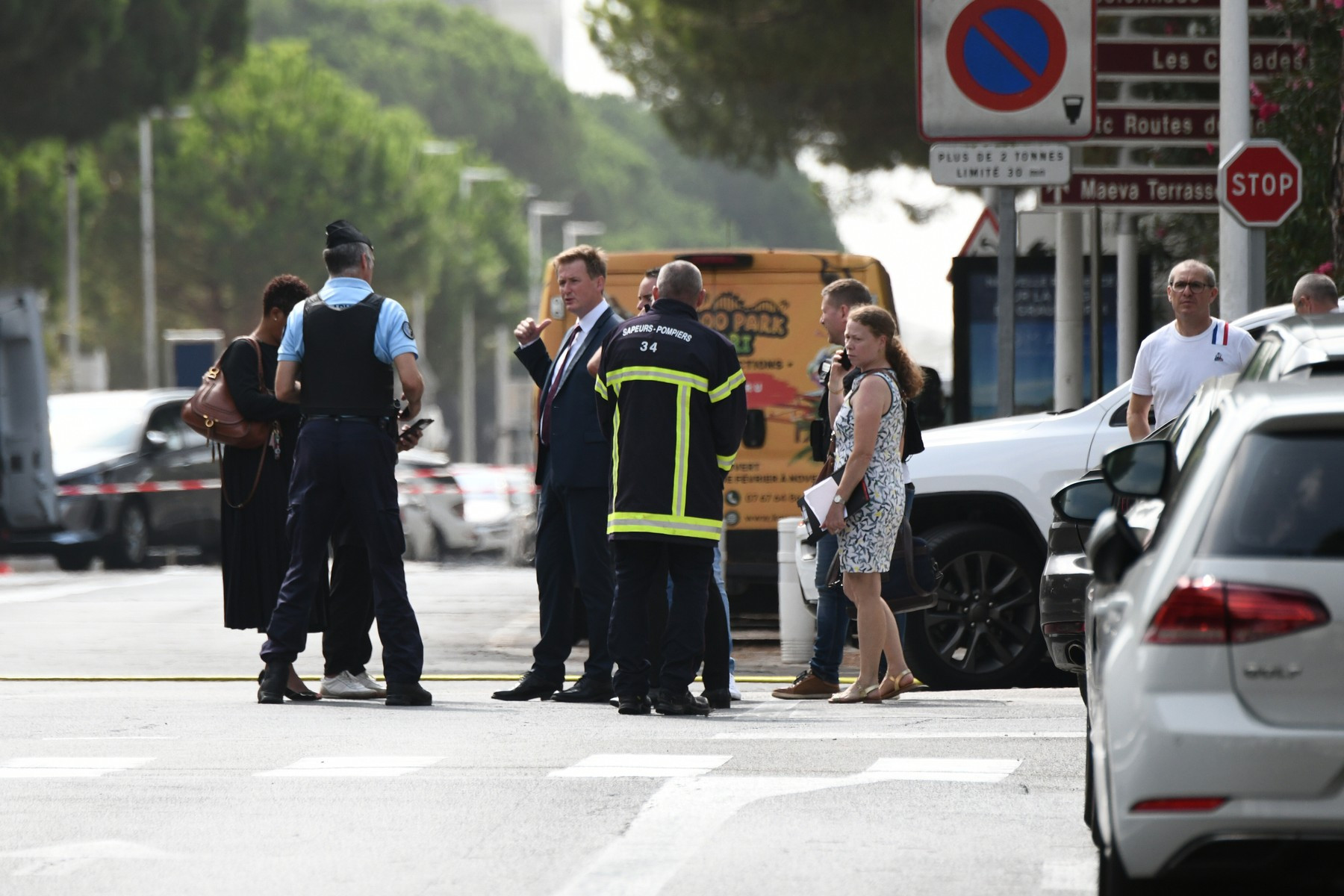 Mașini incendiate lângă o sinagogă din sudul Franței. Un polițist a fost rănit într-o explozie