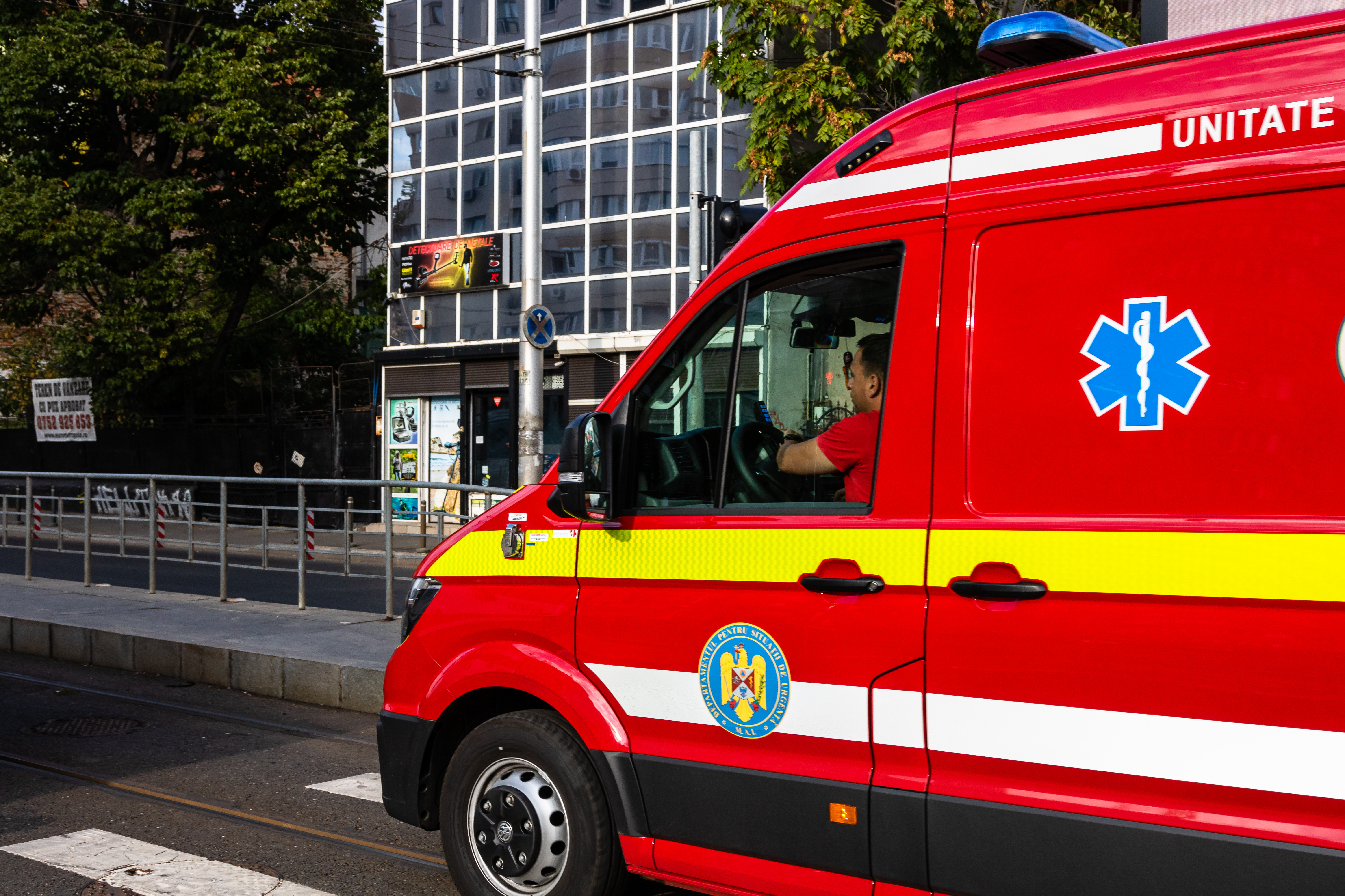 Un tânăr a plonjat cu autoturismul în râul Cavnic. Trei persoane au fost spitalizate