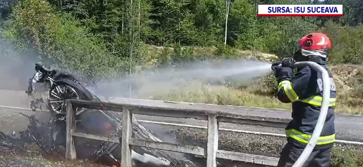 Accident spectaculos în județul Suceava. Un bolid de lux s-a răsturnat şi a luat foc după impactul cu o altă maşină