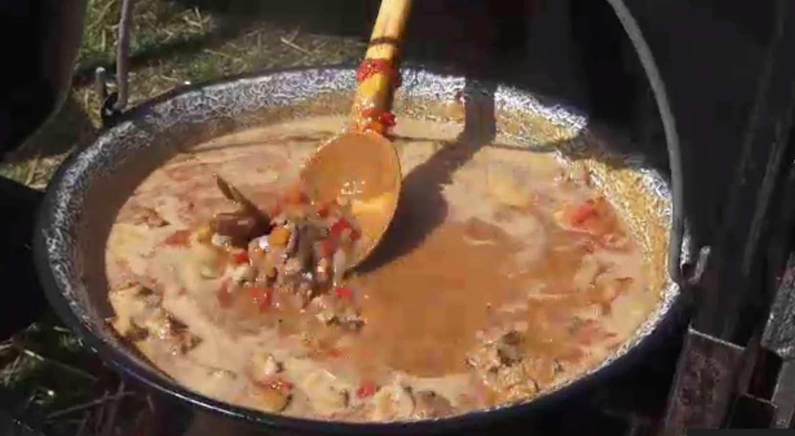 Concursul ceaunelor în Reghin a strâns laolaltă pofticioșii. „Am fost la fiecare stand. Mâncăruri delicioase”