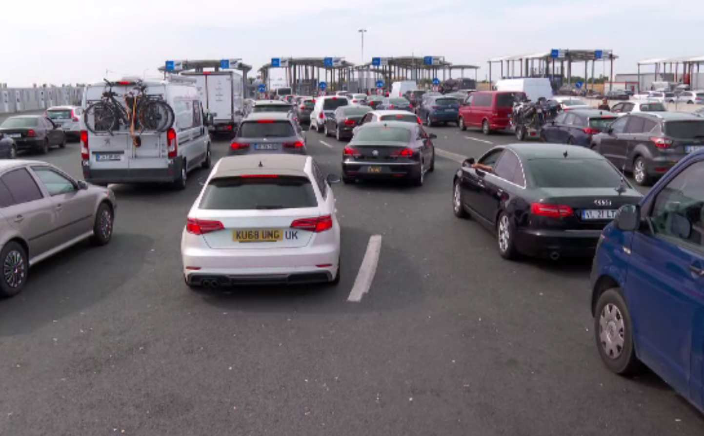 Vămile au devenit furnicare, cu românii veniți în concediu acasă care se întorc în străinătate. Când revine traficul normal