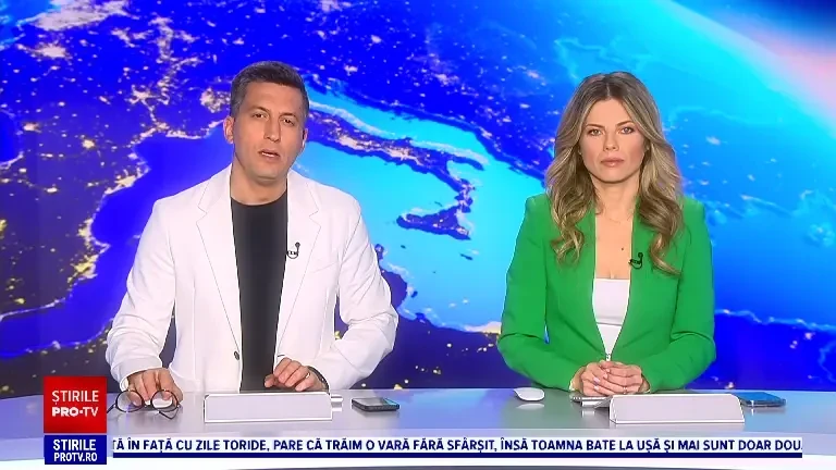 Momentul în care un biciclist se lovește de o mașină oprită la trecerea de pietoni. Ce a pățit bărbatul