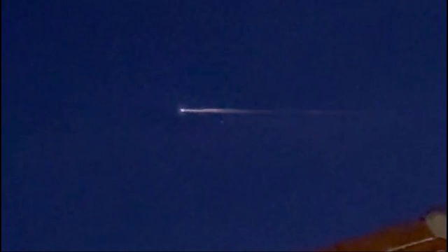 Apariție misterioasă pe cerul României. Obiectul luminos a fost văzut din toată țara. VIDEO