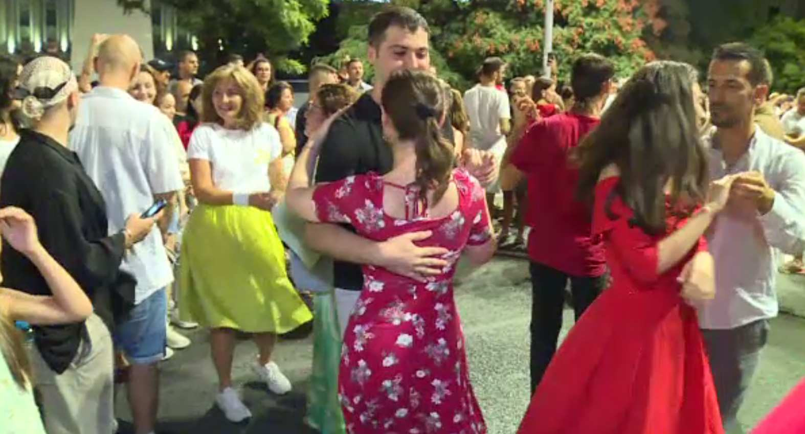 Furnicar duminică seara pe Calea Victoriei. Mii de oameni au ieșit la promenadă pe strada devenită pietonală