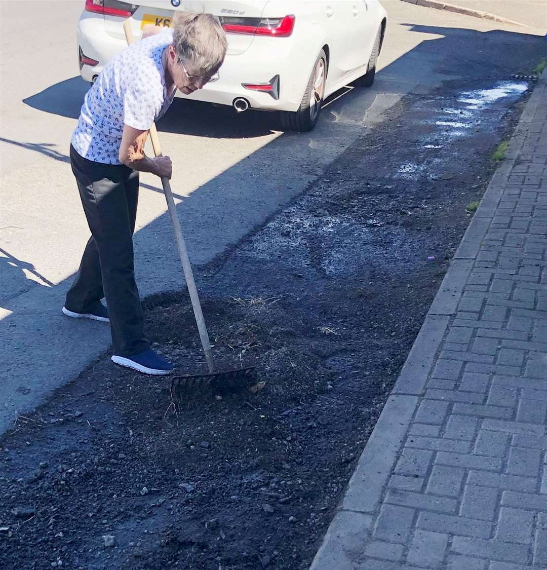 O femeie de 75 de ani care și-a asfaltat gropile din fața casei a stârnit nemulțumirea consiliului local. „Este nepotrivit”