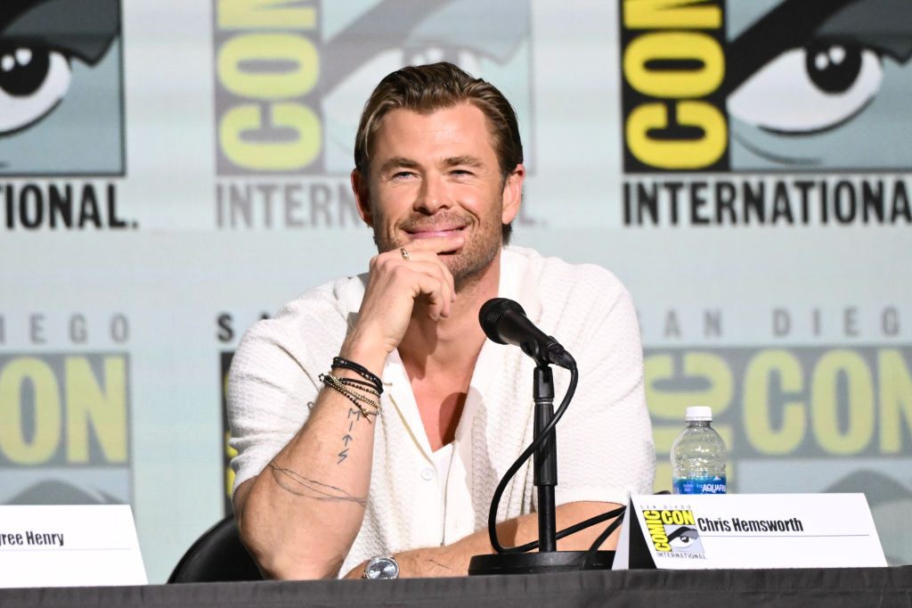 Cum a ajuns Chris Hemsworth să cânte la tobe cu Ed Sheeran în București: ”Face un documentar despre sănătatea cognitivă”