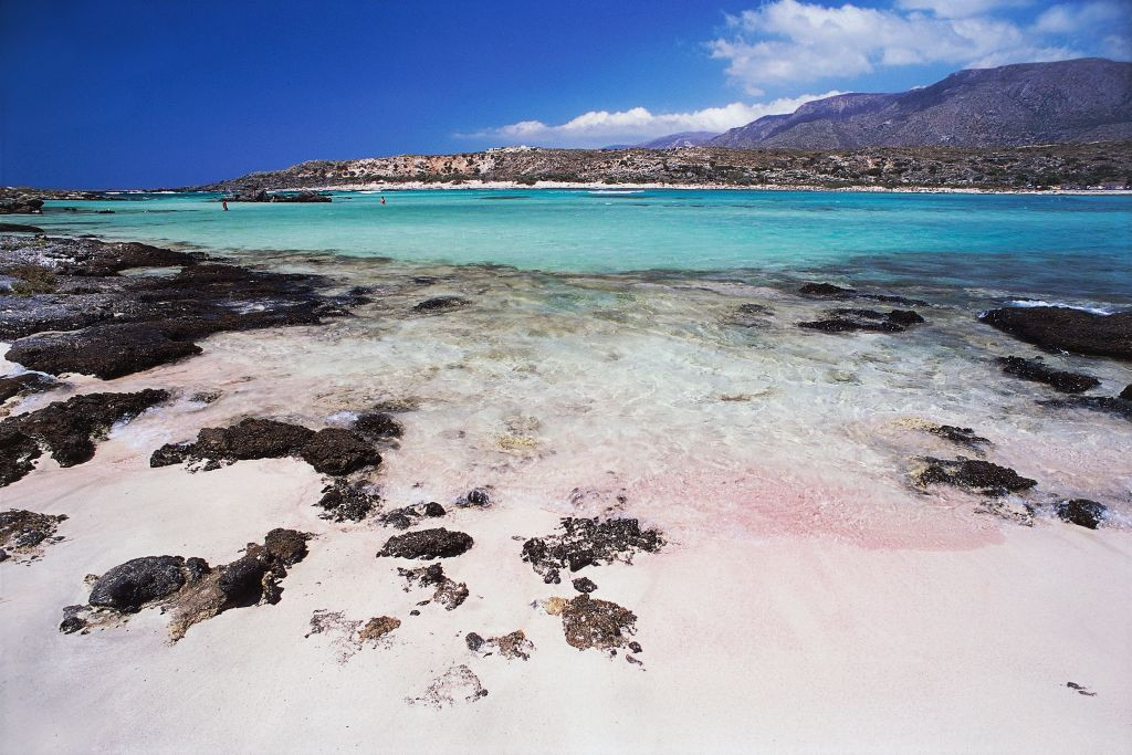 Plaja cu nisip roz din Italia. Unde se află Spiaggia Rosa Budelli, cum arată și cum ajungi la ea