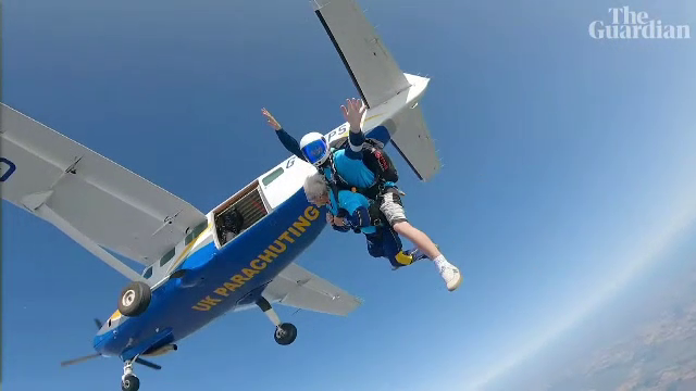 O femeie care a împlinit 102 ani și-a sărbătorit aniversarea sărind cu parașuta. A reușit o aterizare perfectă