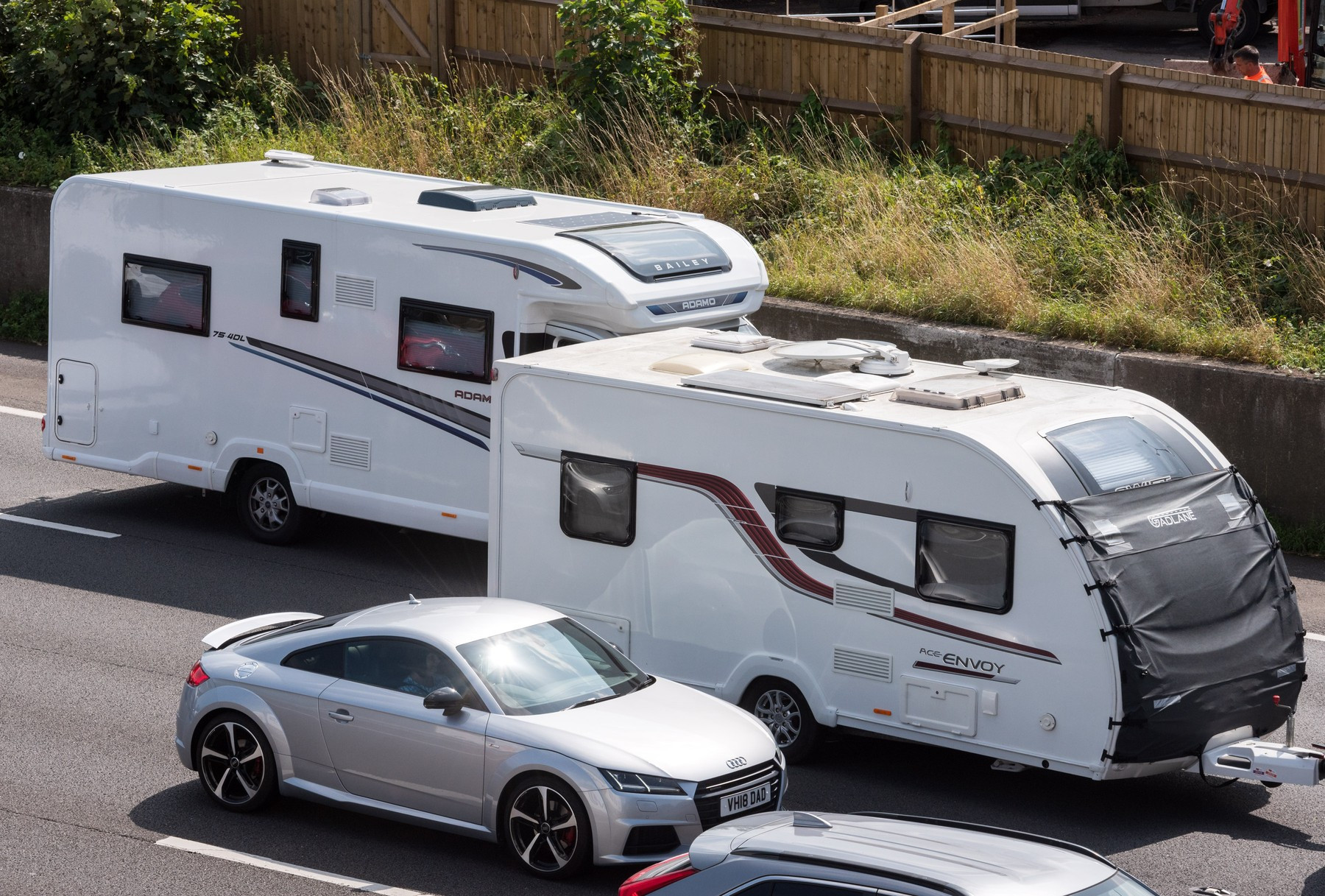 Descoperire de peste 800.000 de euro făcută de polițiști în Rusia. Ce a ascuns un bărbat într-o rulotă