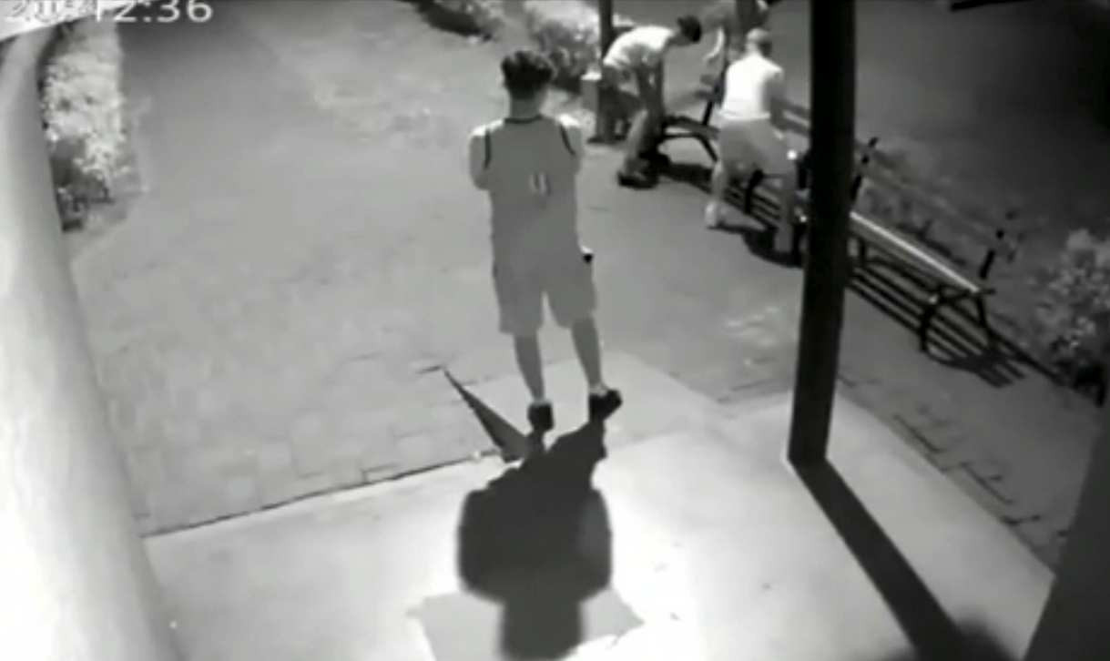 Patru tineri au furat o bancă din Bacău, iar apoi au adus-o înapoi. Gestul bizar făcut de unul dintre ei