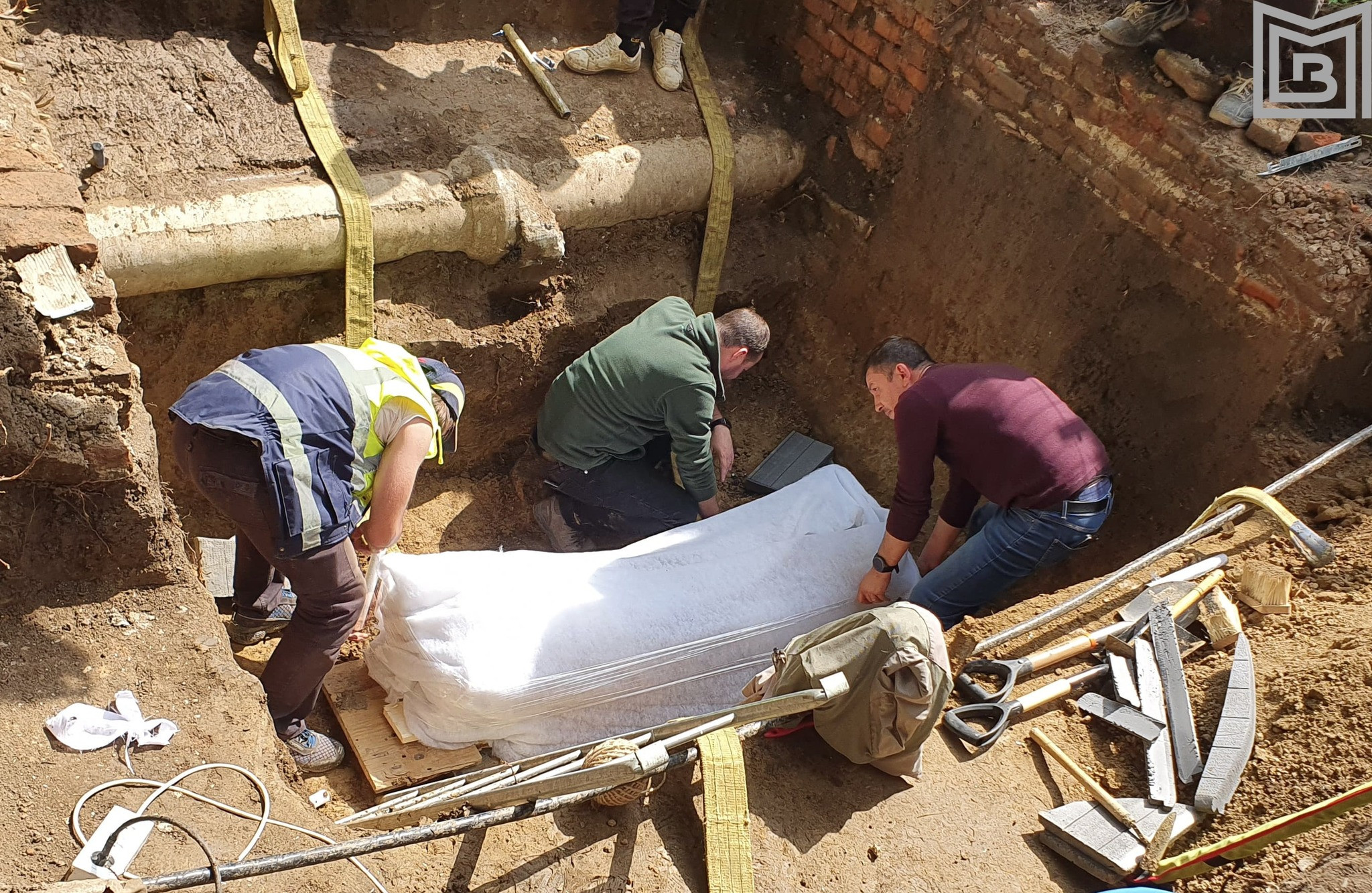 Descoperire neașteptată în mijlocul Bucureștiului. Se afla în spatele unei cișmele | FOTO